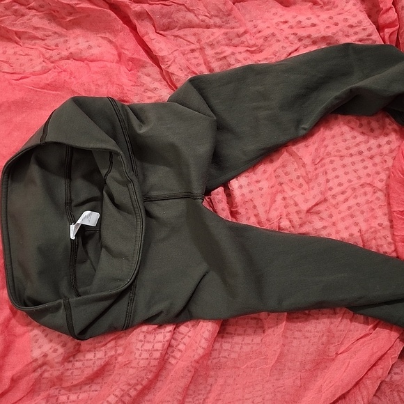 Lululemon Women's Everlux Waistband Training Crop - 15" Inseam - Picture 7 of 7